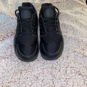 Women’s Nike huaraches size 8 triple black